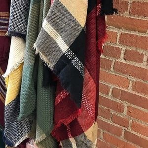 NWOT Sweet Jolie Checkered Blanket Scarf